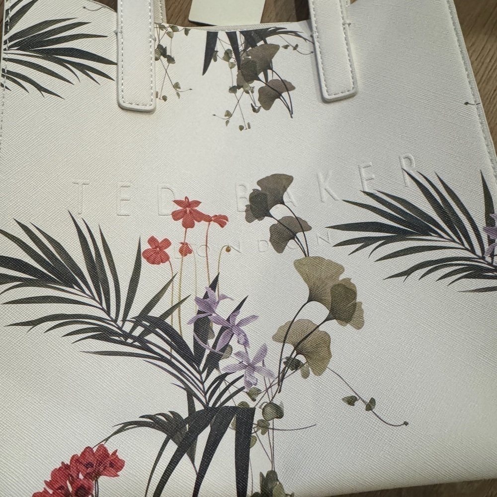 NWT Ted baker the icon purse in white floral pattern - Picture 2 of 8